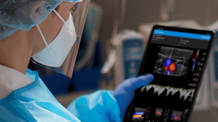 Professionnel de la santé regardant un écran affichant des résultats