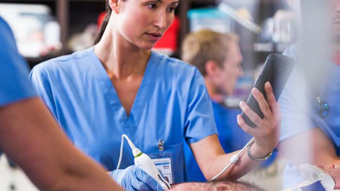 Professionnel de la santé utilisant un échographe portable