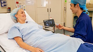 Un patient et un médecin