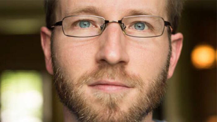 Gros plan sur le visage d’un homme