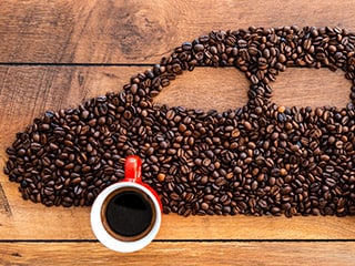 Des voitures peuvent rouler au café