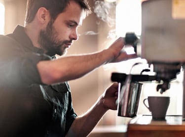 Un barista préparant du café