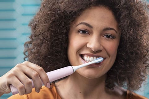 Brosse à dents manuelle ou électrique : laquelle est la meilleure?