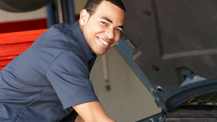 Une photo d’un garage prise de l’intérieur de la voiture