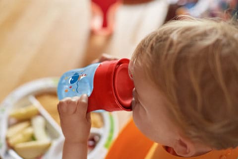 Réussir le test: enseigner à votre bébé à boire avec un gobelet est plus facile que vous le pensez, voici pourquoi