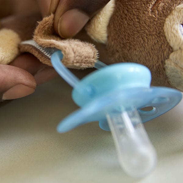 L’animal en peluche est compatible avec toutes les sucettes et tous les Soothie Philips Avent