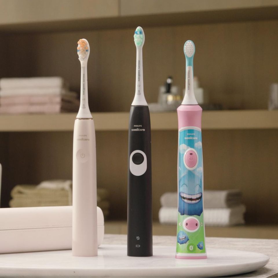 Plusieurs Sonicare Power Flosser disposés sur un comptoir