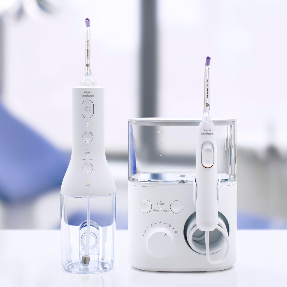 Plusieurs Sonicare Power Flosser disposés sur un comptoir