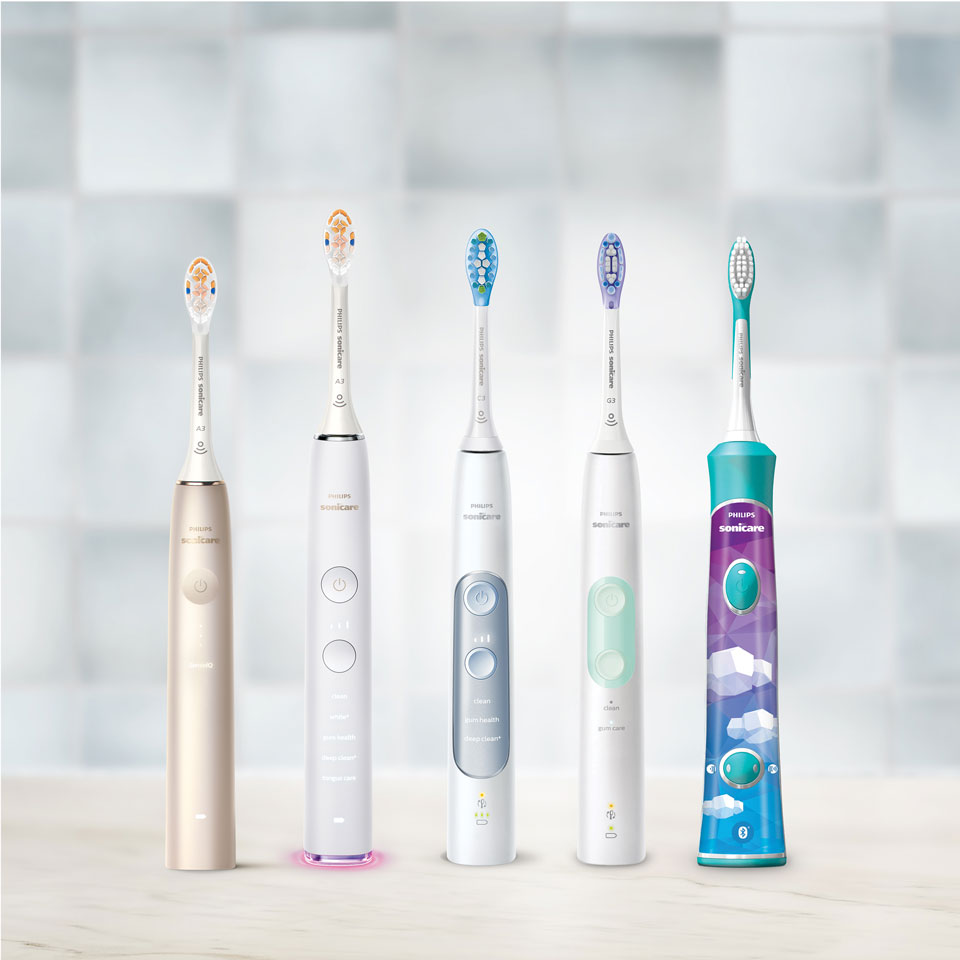 Brosses à dents électriques Sonicare alignées sur un comptoir