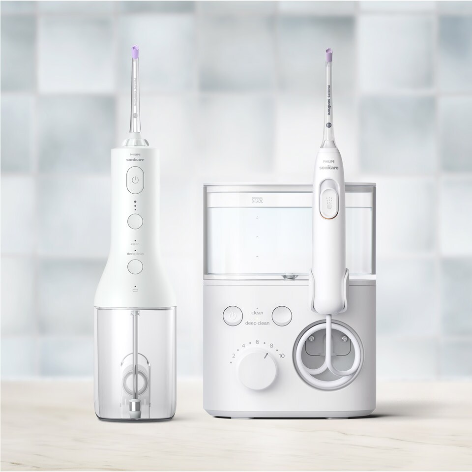 Plusieurs Sonicare Power Flosser disposés sur un comptoir