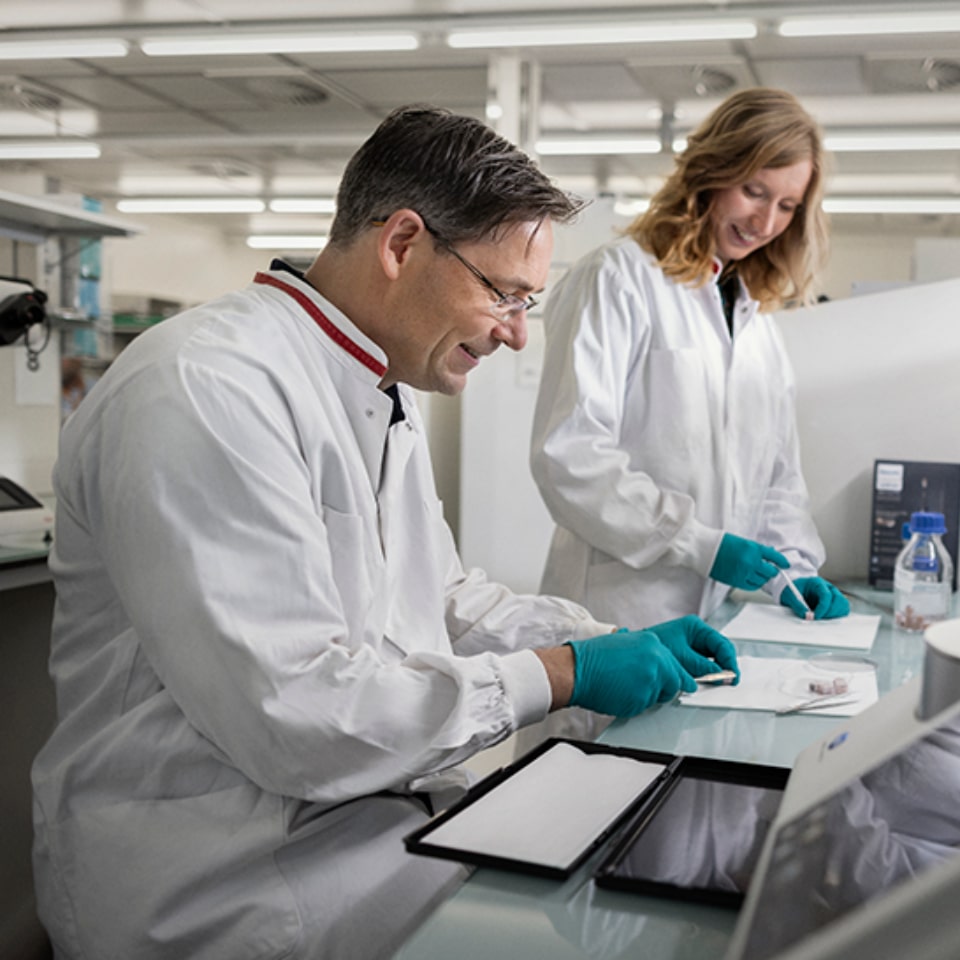 Dental professional adjusting a Zoom! WhiteSpeed lamp