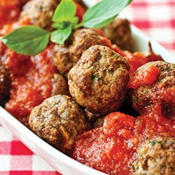 Boulettes de viande frites dans une sauce à la tomate