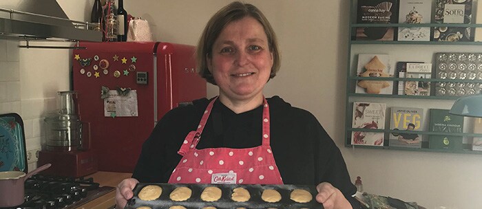 Sandra tenant des produits de boulangerie