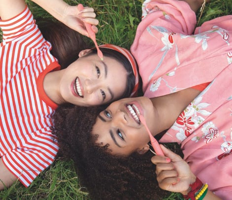 Deux filles souriantes